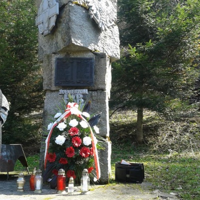 hołd 32-m żołnierzom WP poległym i pomordowanym 1.04.1947 przez bandę UPA